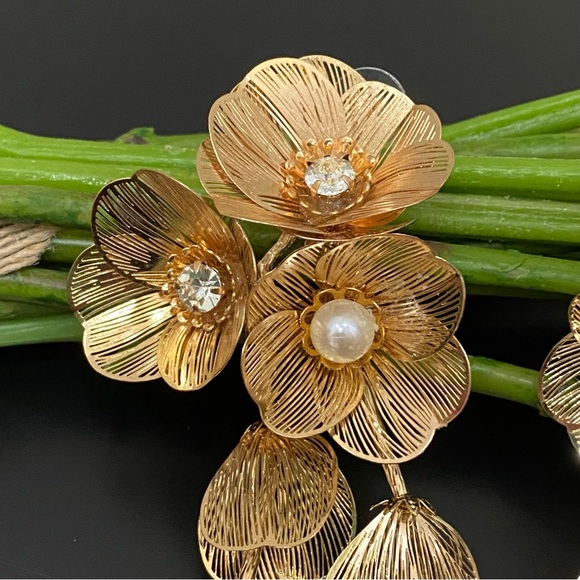 Unique Gold-tone Lightweight Cascading 3D Flower Statement Dangle Earrings 22g - Picture 11 of 14
